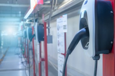 Elektrikli araba şarj istasyonu EV bataryası için. Elektrikli araç için fiş. EV şarj aleti. Alışveriş merkezinin otoparkındaki şarj noktasında. Temiz ve sürdürülebilir enerji. Ticari EV şarj noktası.