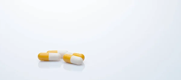 Comprimido Cápsula Probiótica Amarelo Branco Sobre Fundo Branco Suplemento Probiótico — Fotografia de Stock