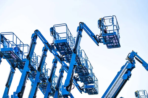 Elevador Pluma Articulado Elevador Plataforma Aérea Levantamiento Telescópico Contra Cielo —  Fotos de Stock