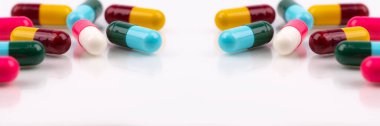 Beyaz arka planda antibiyotik kapsül hapları. Antibiyotik ilaçlar. Sağlık ve ilaç servisi. İlaç sanayisi. Reçeteli ilaçlar. Eczacılar ve doktorlar için eczacılık. Çevrimiçi eczane pankartı.