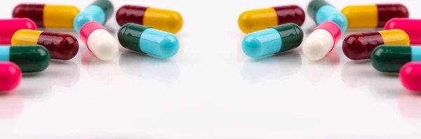 Antibiotiska Kapsel Piller Vit Bakgrund Antibiotika Sjukvård Och Medicin Läkemedelsindustrin — Stockfoto