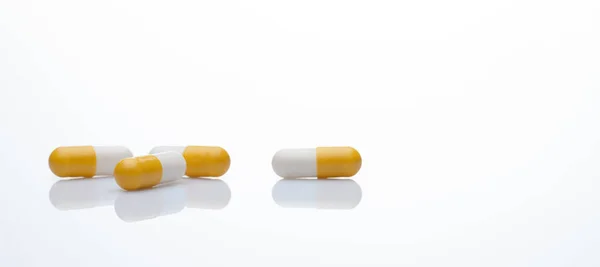 白の背景に黄色と白のカプセル薬 処方薬だ 製薬業界 健康と医療の概念 オンライン薬局のウェブバナー 薬剤師の薬理 — ストック写真
