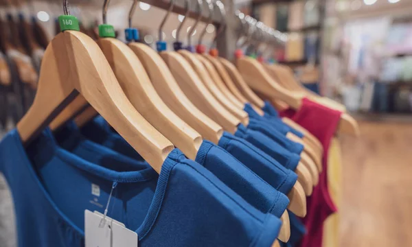 Camisa Azul Sin Mangas Percha Madera Colgando Estante Tienda Ropa — Foto de Stock