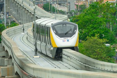 BANGKOK, THAILAND-HAZİRAN 10 HAZİRAN 2023: MRT sarı hattı Tayland Toplu Taşımacılık Dairesi 'nin tek raylı hattını yükseltti. Metropolitan Rapid Transit. Doğu Bangkok Demiryolu Şirketi Operatörü..