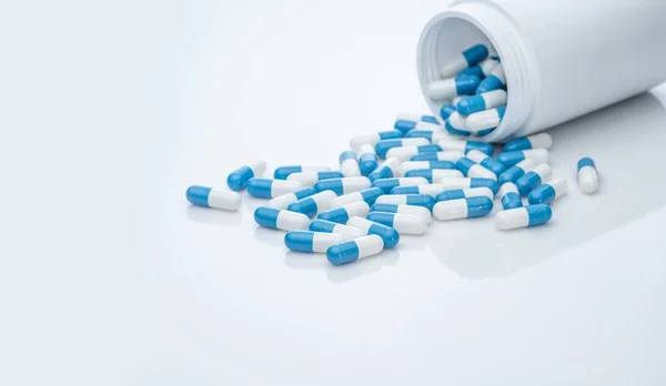 Cápsulas Antibióticas Color Blanco Azulado Diseminadas Frascos Plástico Resistencia Los — Foto de Stock