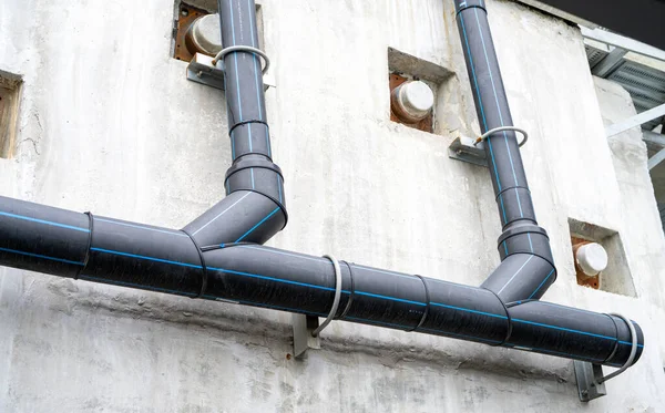 Polyethylenové Trubky Odvádějí Vodu Kolejí Odvodňovací Potrubí Hdpe Stěnu Budovy — Stock fotografie