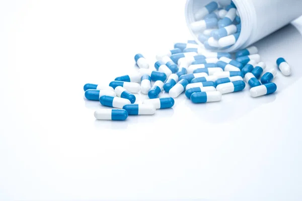 Kék Fehér Antibiotikum Kapszula Tabletták Szétszórva Műanyag Gyógyszeres Palackokban Antibiotikum — Stock Fotó