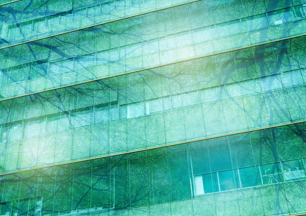 现代城市的环境友好型建筑 可持续的玻璃办公楼与树木 以减少二氧化碳 有绿色环境的办公大楼 公司建设减少二氧化碳 零净排放 — 图库照片