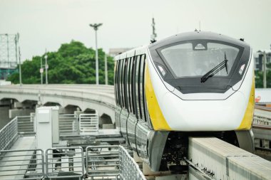 Raylarda yükseltilmiş tek raylı tren. Toplu taşıma rayları. Modern toplu taşıma. Elektrikli araçlar. Demiryolu taşımacılığı. Şehir ulaşımı. Banliyö treni. Tek ray teknolojisi. Şehirde hızlı ulaşım..