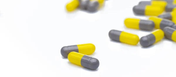 Closeup Pílulas Cápsula Amarela Cinza Sobre Fundo Branco Medicamentos Prescritos — Fotografia de Stock