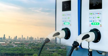 Elektrikli araç şarj istasyonu ve sürdürülebilir şehir. EV altyapıyı şarj ediyor. Çevre dostu şehir. Yeşil şehir ulaşımı. Temiz enerji. Düşük karbon şehri. ESG sürdürülebilirliği. CO2 azaltımı.