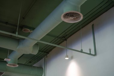 Havalandırma sistemi. Klima borusu. Havalandırma kanalı. Hava akışı ve havalandırma sistemi binanın içinde. HVAC kanalı. Tavan duvarında havalandırma kanalı var. Binanın içinde kanal çalışması