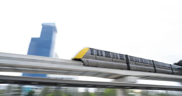 高架单轨列车在铁路上快速行驶 公共运输单轨 现代公共交通 铁路运输 无意间穿过了单轨 单轨技术 城市的快速交通 城市交通 — 图库照片