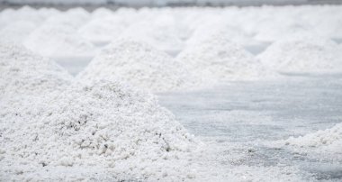 Deniz tuzu çiftliği. Tuzlu su yığını. Tuz endüstrisinin ham maddesi. Sodyum klorür minerali. Deniz suyunun buharlaşması ve kristalleşmesi. Beyaz tuz hasadı. Tarım endüstrisi. Geleneksel çiftlik