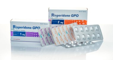 CHONBURI, THAILAND-APRIL 29, 2023: kabarcık paketi ve kağıt kutu içinde Risperidone GPO. Şizofreni, bipolar bozukluk ve otizm tedavisi için Risperidone hapları. Antipsikotik ilaç. Reçeteli ilaç..