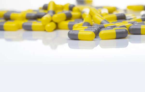 Pillola Capsula Probiotica Gialla Grigia Sfondo Bianco Integratore Probiotico Salute — Foto Stock