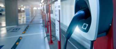Elektrikli araba şarj istasyonu EV bataryası için. Elektrikli araç için fiş. EV şarj aleti. Alışveriş merkezinin otoparkındaki şarj noktasında. Temiz ve sürdürülebilir enerji. Ticari EV şarj noktası.