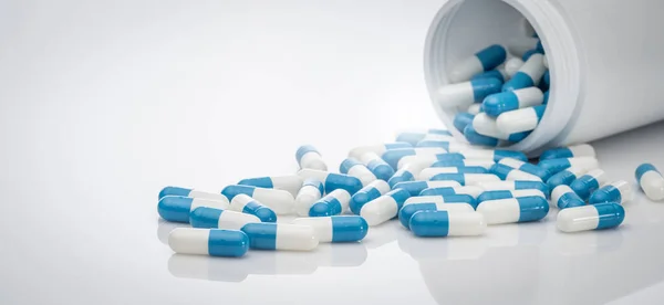 Cápsulas Antibióticas Color Blanco Azulado Diseminadas Frascos Plástico Resistencia Los — Foto de Stock