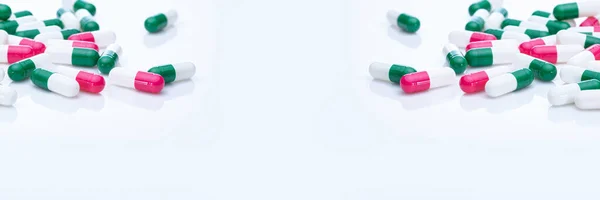 Κάψουλες Χάπι Εξαπλωθεί Λευκό Φόντο Συνταγογραφούμενα Φάρμακα Πανό Πλαισίου Χαπιών — Φωτογραφία Αρχείου