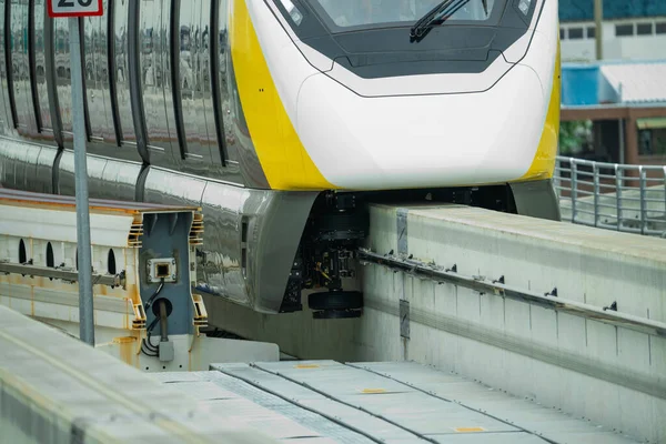 Emelkedett Egysínű Vonat Sínen Vezetőkerék Gumi Gumiabroncs Betonvezető Gerendán Vezetősínnel — Stock Fotó