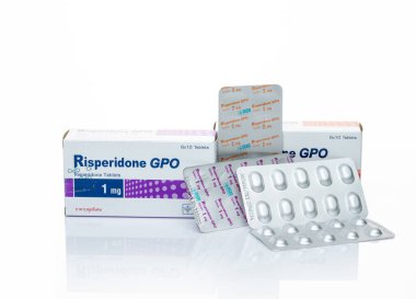 CHONBURI, THAILAND-APRIL 29, 2023: kabarcık paketi ve kağıt kutu içinde Risperidone GPO. Şizofreni, bipolar bozukluk ve otizm tedavisi için Risperidone hapları. Antipsikotik ilaç. Reçeteli ilaç..