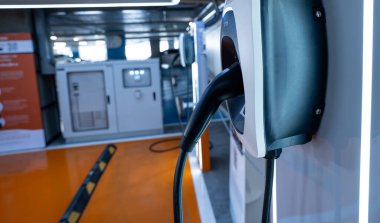 Elektrikli araba şarj istasyonu EV bataryası için. Elektrikli araç için fiş. EV şarj aleti. Alışveriş merkezinin otoparkındaki şarj noktasında. Temiz ve sürdürülebilir enerji. Ticari EV şarj noktası.