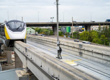Raylarda yükseltilmiş tek raylı tren. Toplu taşıma rayları. Modern toplu taşıma. Demiryolu taşımacılığı. Sürücüsüz tek raylı beton kılavuz kirişinde kondüktör rayı ile. Monoray teknolojisi.