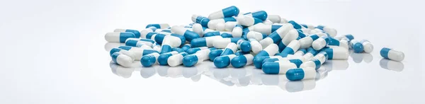 Beyaz Arka Planda Mavi Beyaz Antibiyotik Kapsül Hapları Antibiyotik Yığını — Stok fotoğraf