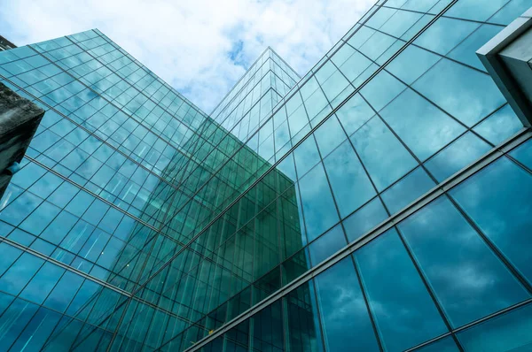 现代可持续绿色玻璃办公大楼 公司总部玻璃建筑的外部视野 节能建筑 金融商务中心 公司玻璃窗 — 图库照片