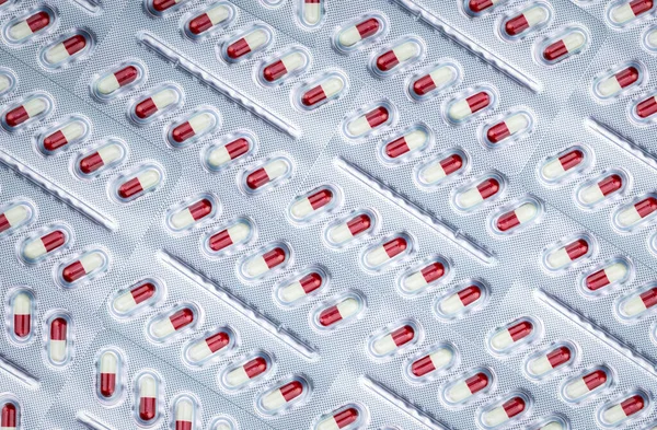 Alüminyum Folyoyla Kaplı Beyaz Kırmızı Kapsül Hapı Reçeteli Ilaç Laç — Stok fotoğraf