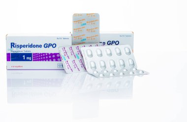 CHONBURI, THAILAND-APRIL 29, 2023: kabarcık paketi ve kağıt kutu içinde Risperidone GPO. Şizofreni, bipolar bozukluk ve otizm tedavisi için Risperidone hapları. Antipsikotik ilaç. Reçeteli ilaç..
