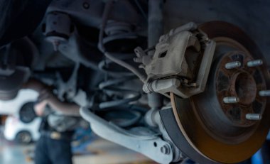 Araba diski fren sistemi. Garaj atölyesinde yeni lastik değiştirme işlemi devam ediyor. Araba disk fren tamircisi kontrol ve onarım. Disk kırma pervanesi. Benzin istasyonunda araba lastiği değiştirme işlemi.