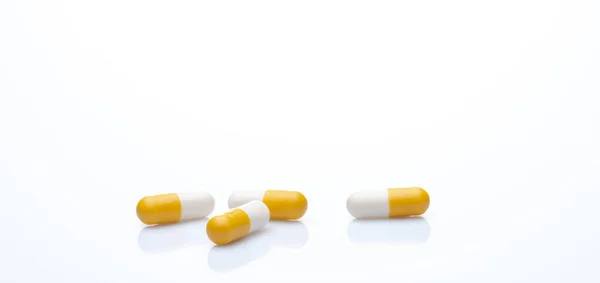 白い背景に黄白色のプロバイオティクスカプセル薬 プロバイオティクスサプリメント 健康もだ 栄養補助食品 健康な腸のためのプロバイオティクス 乳酸菌とビフィズス菌 Animalis — ストック写真
