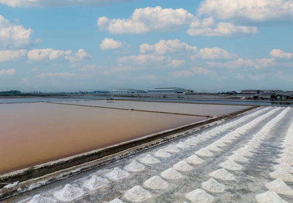 海塩農場の空中ビュー 塩の塩の山 塩産業の原料 塩化ナトリウム鉱物 海水の蒸発と結晶化 白塩の収穫 — ストック写真