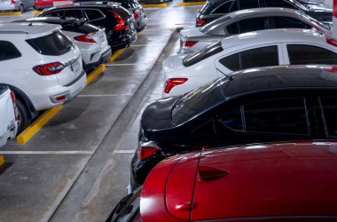 Meşgul yeraltı otoparkı. Şehir merkezinde organize sıra araçlar var. Kentsel kolaylık. Alışveriş merkezinin altında kalabalık bir park yeri. Kapalı otopark. Güvenli otopark.