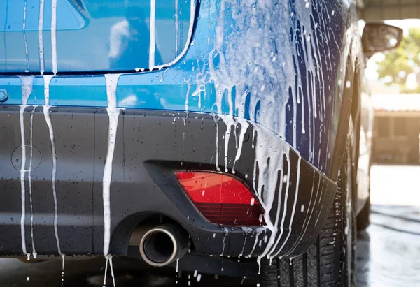 Blaue Autowäsche Mit Weißem Seifenschaum Und Professionellem Autopflegeservice Auto Reinigungsservice — Stockfoto