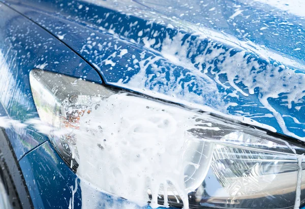 Lavado Coches Azul Con Espuma Jabón Blanco Asuntos Cuidado Automóviles Imágenes de stock libres de derechos