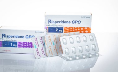CHONBURI, THAILAND-APRIL 29, 2023: kabarcık paketi ve kağıt kutu içinde Risperidone GPO. Şizofreni, bipolar bozukluk ve otizm tedavisi için Risperidone hapları. Antipsikotik ilaç. Reçeteli ilaç..