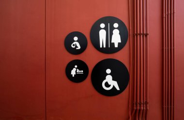 Umumi tuvalet işareti. Kadın, erkek, çocuk, bebek bezi değiştirme ve tuvalet duvarında engelli insan tuvaleti ikonu. Umumi tuvalet evrensel ikonu. Etkisiz erişim sembolü. Tuvalet ya da tuvalet. Tuvalet tabelası.