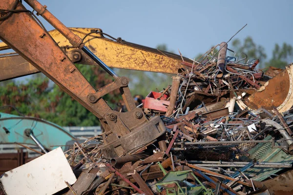 Escavadeira Ímã Levantamento Sucatas Aço Materiais Reciclagem Pilha Sucata Fábrica Imagem De Stock