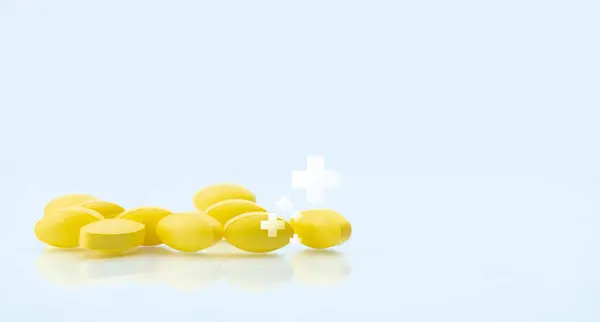 白い背景に白い十字のシンボルが付いている黄色い錠剤 医療と医療のコンセプト 健康保険について 病院の薬局のバナー 製薬業界について 薬局プロダクト — ストック写真