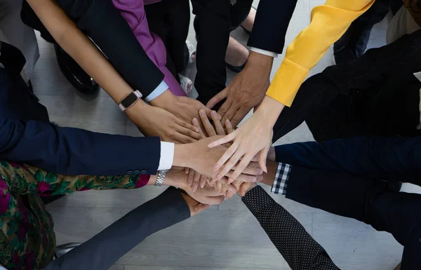 团队精神 团队精神 团结观念 不同的团队手拉手 一群多样化的商人 作为一个团队一起工作 伙伴关系和团结创造了强烈的社区感 — 图库照片