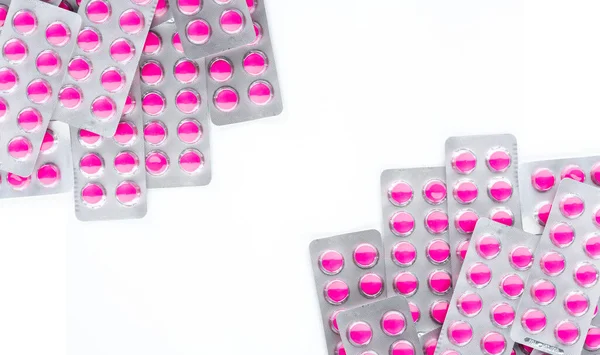 Pembe tablet hapları beyaz arka planda izole edilmiş. Ağrı kesici. İlaç sanayisi. Reçeteli ilaçlar. Ibuprofen tedavisi için. Eczane ürünü. Sağlık hizmetleri.