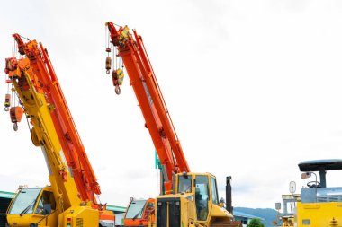 Endüstriyel makineler. Sektörde ağır kaldırma için inşaat vinci. Kancalı sarı vinç. Kiralık ve satılık ekipmanlar. İnşaat işi için Crane bayiliği. Ağır kaldırma.