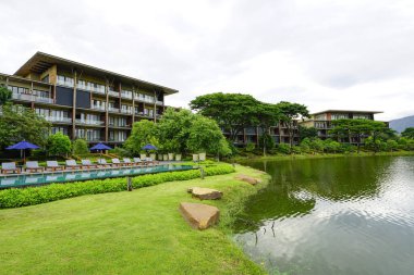 Sürdürülebilir otel. Ormandaki lüks otel. Vadideki yeşil lüks otel. Doğa inzivası. Tropik cennet tatil beldesinin yeşil manzarası. Lakefront Oteli. Geri çekilmek için seyahat yerleri.