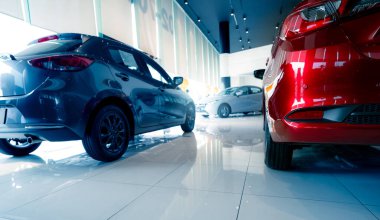 Dikiz aynasındaki araba lüks bir galeriye park edilmiş. Araba galerisi ofisi. Modern galeriye park edilmiş yeni bir araba. Satılık araba ve kiralık iş konsepti. Otomobil kiralama ve sigorta konsepti. Elektrikli otomobil.