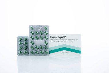 CHONBURI, THAILAND-OCTOBER 8, 2023: Prostagutt Katalent Almanya Eberbach GmbH tarafından üretildi. Benign Prostatic Hyperplasia tedavisi için Palmetto ve Nettle 'ın kapsül haplarını aldığını gördüm. BPH 'de refah.