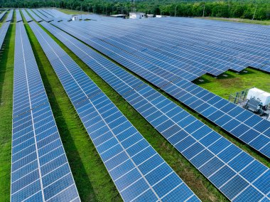 Güneş çiftliğinin havadan görünüşü. Yeşil enerji için güneş enerjisi. Sürdürülebilir kaynaklar. Güneş pili panelleri elektrik üretmek için güneş ışığını kaynak olarak kullanır. Fotovoltaik ya da PV. Sürdürülebilir yenilenebilir enerji.