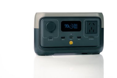 Portatif elektrik santrali ya da güç kutusu beyaz arka planda izole edilmiş. Devam eden enerji çözeltisi. Açık hava macerası için güç kaynağı. Yeniden şarj edilebilir lityum iyonlu pili olan küçük taşınabilir güç kutusu. 