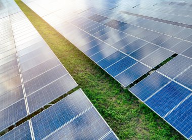 Güneş çiftliği ve güneş ışığı. Yeşil enerji için güneş enerjisi. Sürdürülebilir yenilenebilir enerji. Fotovoltaik elektrik santrali ya da güneş parkı. Güneş paneli kurulumu ve bakım konsepti. Enerji sürdürülebilirliği.